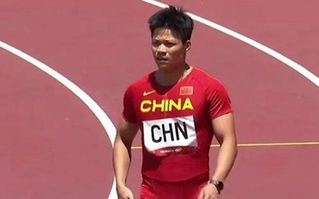 三人跟随人群出了场馆，苏知鱼便问萧初然和叶辰：对了萧总、叶先生，你们是怎么来的？萧初然说：我们打车过来的。